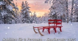 Roter Holzschlitten für zwei Personen im verschneiten Winterwald bei Sonnenuntergang