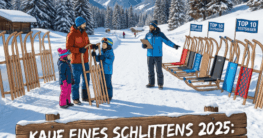 „Familie vergleicht verschiedene Schlittenmodelle in einer winterlichen Berglandschaft – Illustration für den Schlitten-Kaufen-Ratgeber 2025 mit Top-10-Testsiegern.