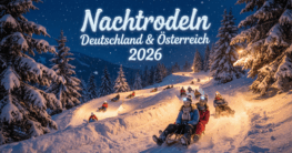 Nachtrodeln auf einer beleuchteten Rodelbahn: Rodler fahren bei Dunkelheit unter Flutlicht durch verschneiten Wald - Symbolbild für Nachtrodeln in Deutschland und Österreich 2026.